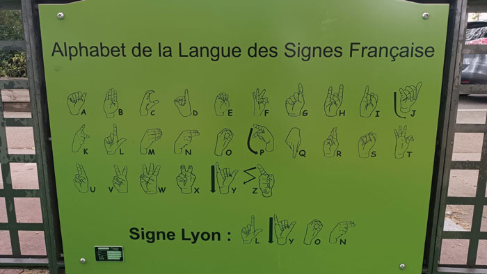 un panneau pédagogique présente l'alphabet de la langue des signes française