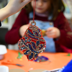 Un atelier à l'école Saint-André pour décorer le sapin de Noël place Péri.