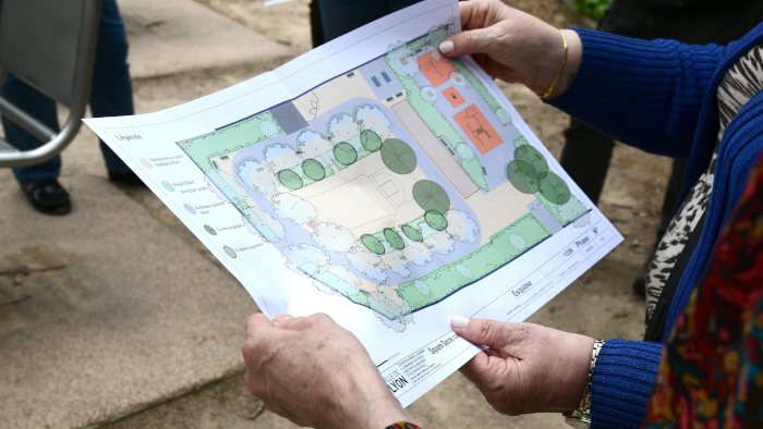 Présentation des plans du futur jardin aux habitants du quartier.