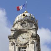 Vue du beffroi de l'Hôtel de Ville de Lyon et drapeau français